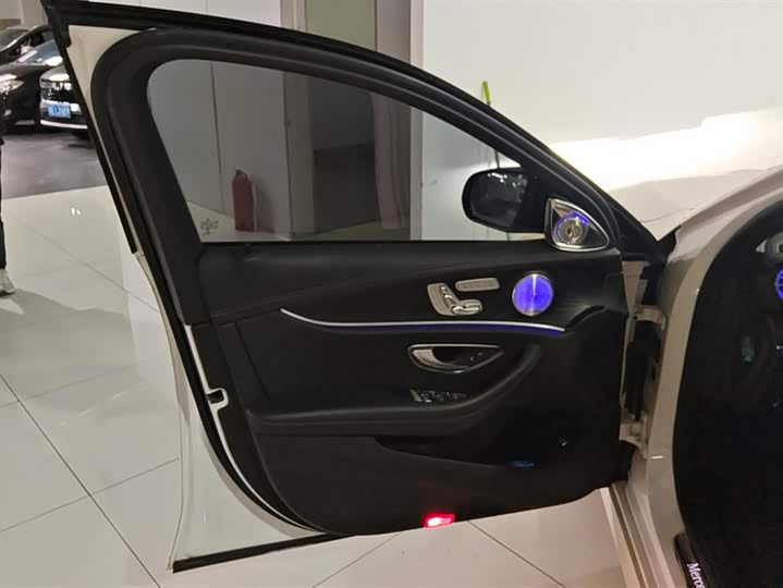 Фото 7 - Mercedes-Benz E-Class