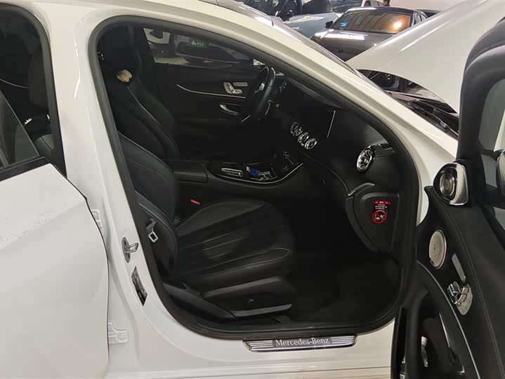 Фото 8 - Mercedes-Benz E-Class