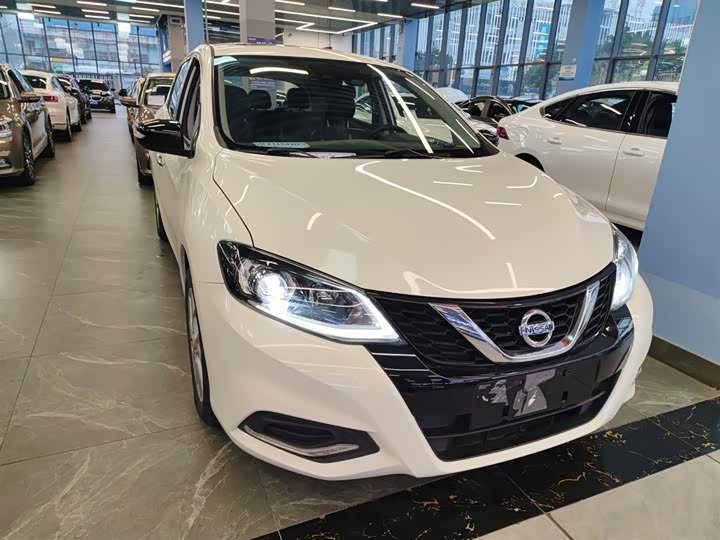 Фото 4 - Nissan Tiida