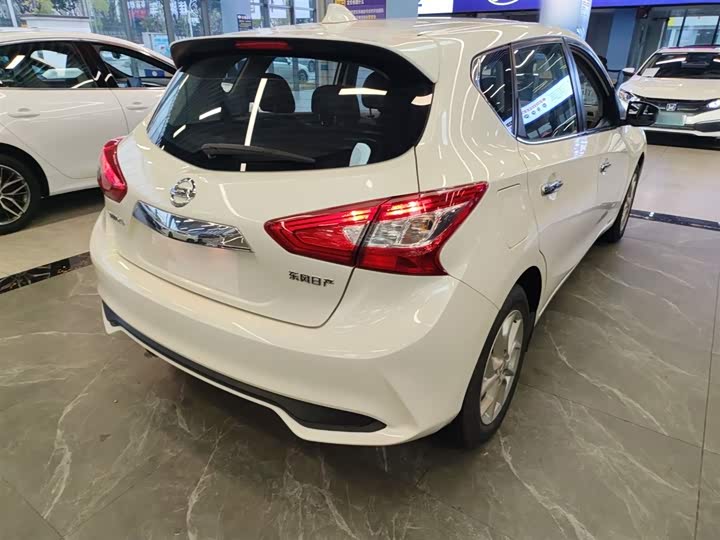 Фото 7 - Nissan Tiida