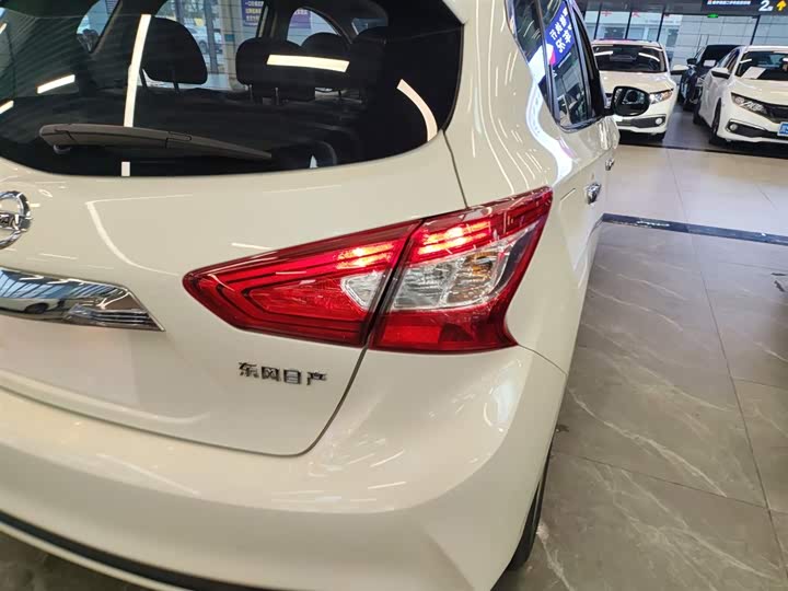 Фото 8 - Nissan Tiida