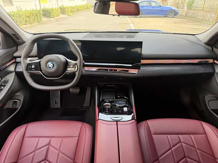 Фото 8 - BMW i5