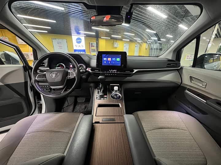 Фото 9 - Toyota Sienna