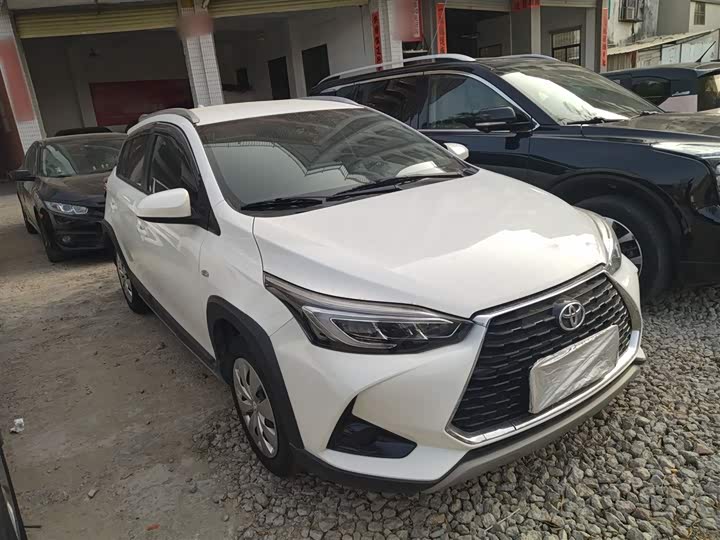 Фото 4 - Toyota Yaris L Hatchback