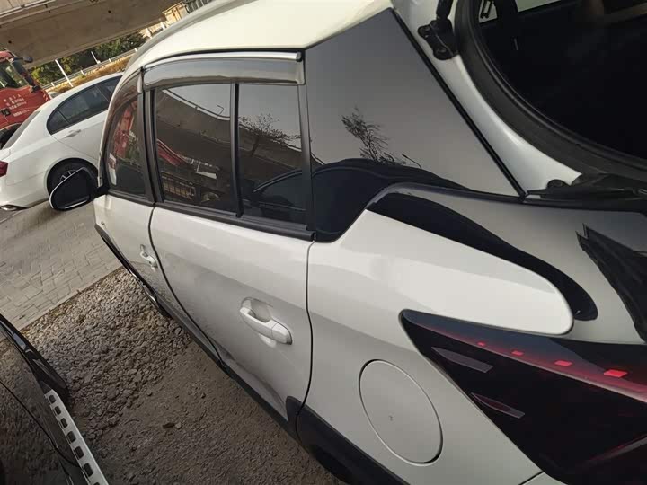 Фото 5 - Toyota Yaris L Hatchback