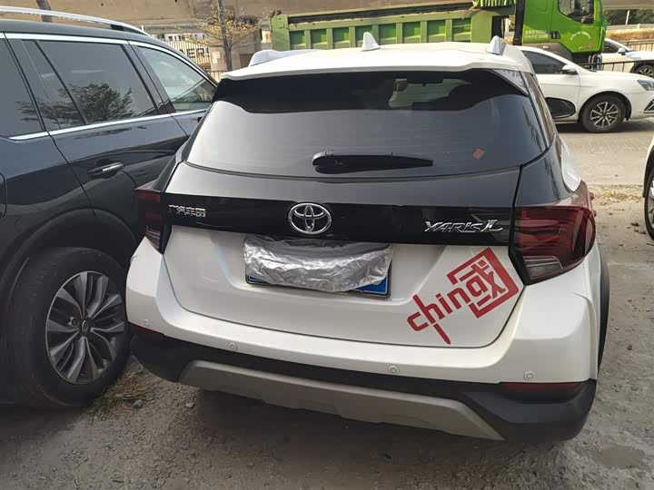 Фото 6 - Toyota Yaris L Hatchback