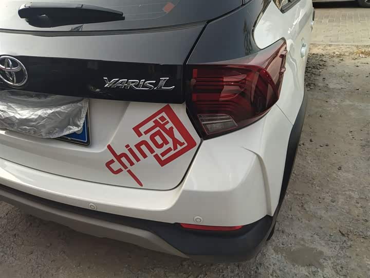 Фото 8 - Toyota Yaris L Hatchback