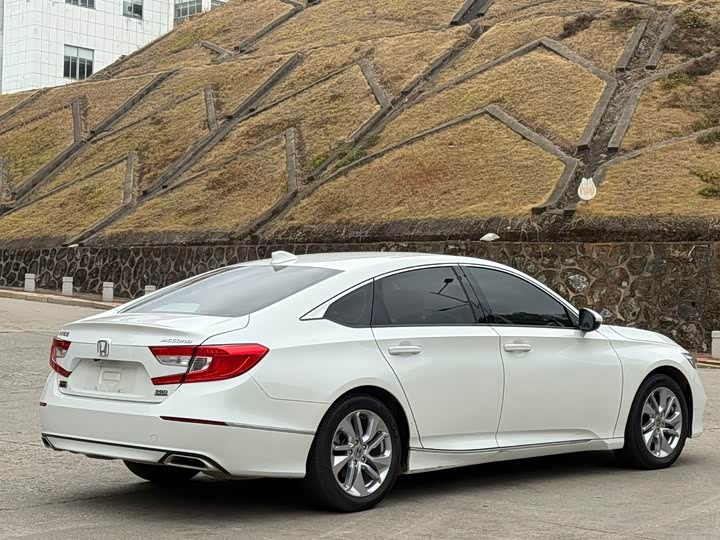 Фото 4 - Honda Accord