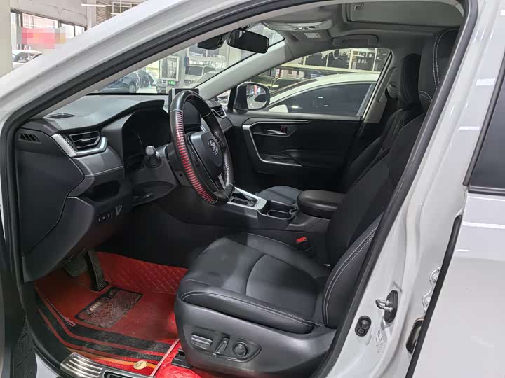 Фото 7 - Toyota RAV4