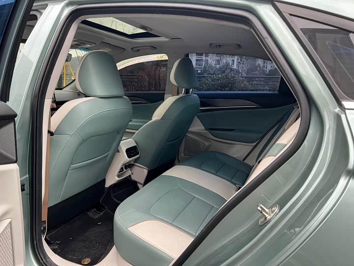 Фото 9 - Geely Geometry G6