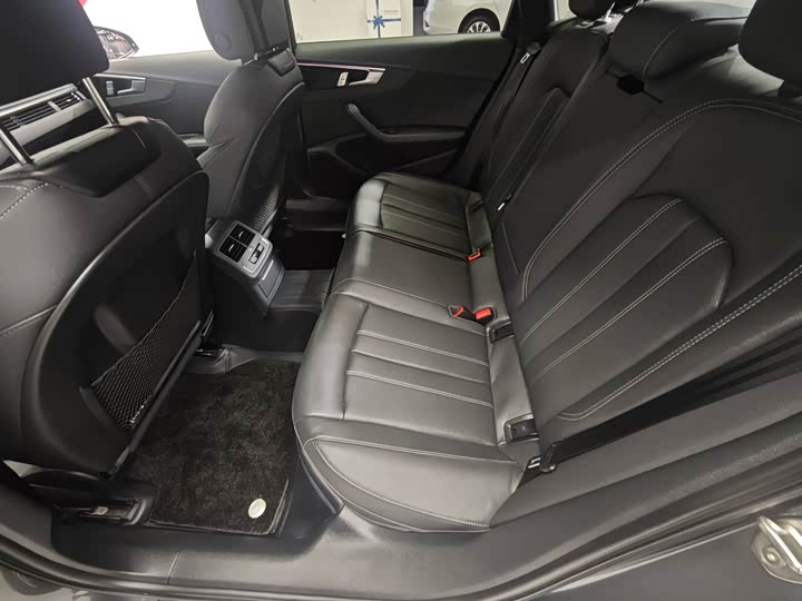 Фото 8 - Audi A4L