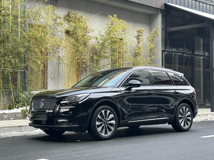 Фото 1 - Lincoln Corsair