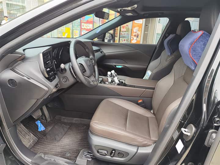 Фото 4 - Lexus RX