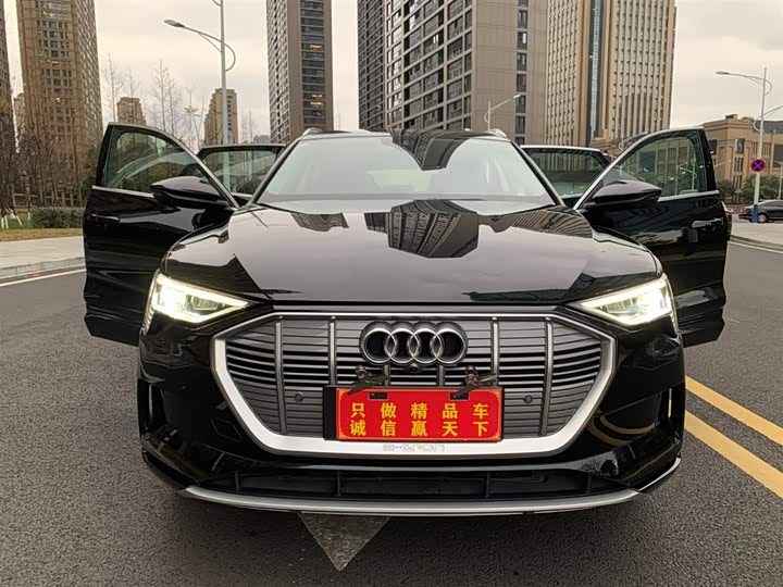 Фото 2 - Audi e-tron