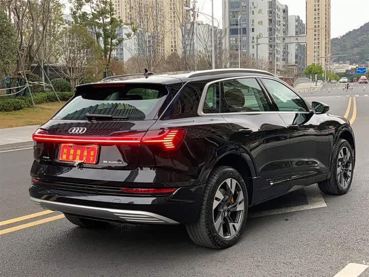 Фото 4 - Audi e-tron