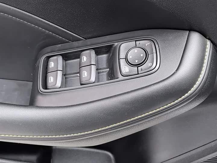 Фото 9 - Roewe i5