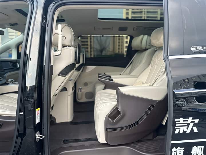 Фото 9 - Denza D9