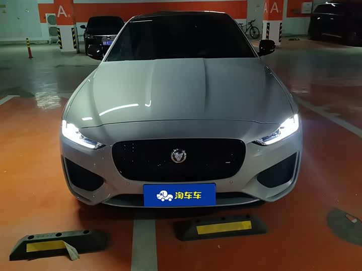 Фото 2 - Jaguar XE L