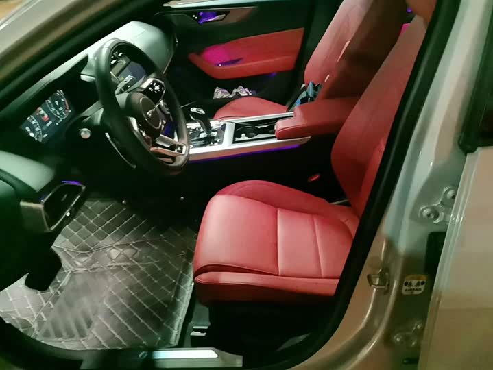 Фото 9 - Jaguar XE L