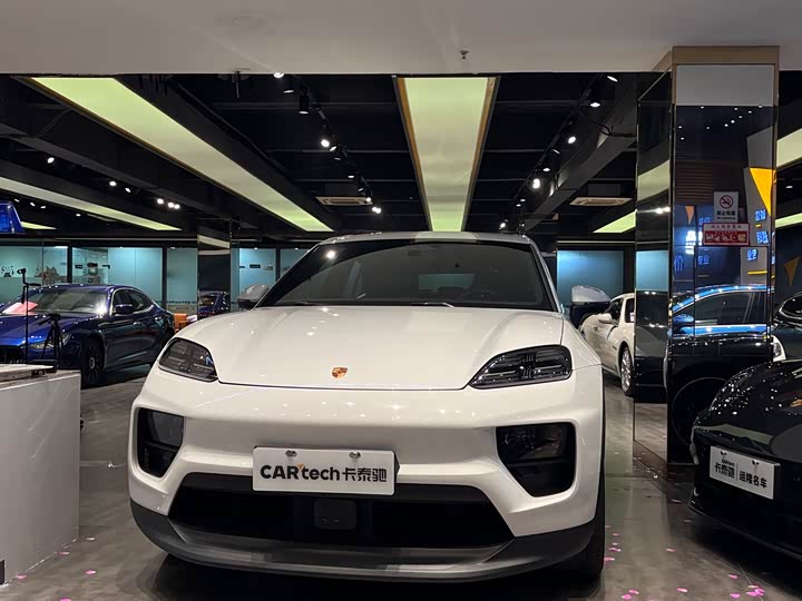 Фото 2 - Porsche Macan EV