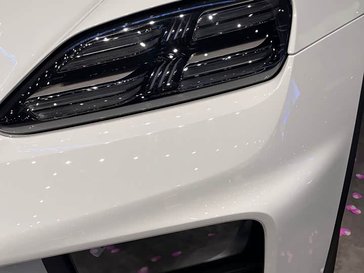 Фото 3 - Porsche Macan EV