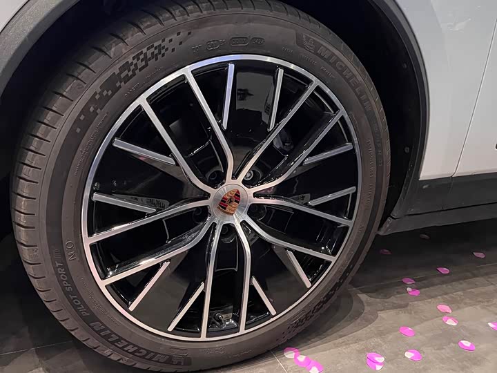 Фото 4 - Porsche Macan EV