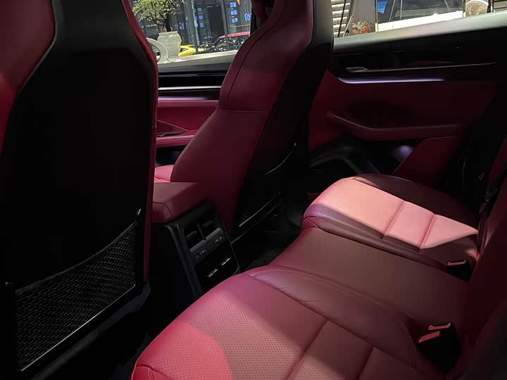 Фото 8 - Porsche Macan EV