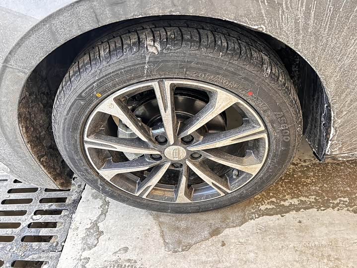 Фото 4 - Geely Emgrand