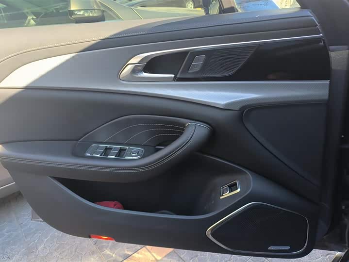 Фото 7 - Hongqi H5