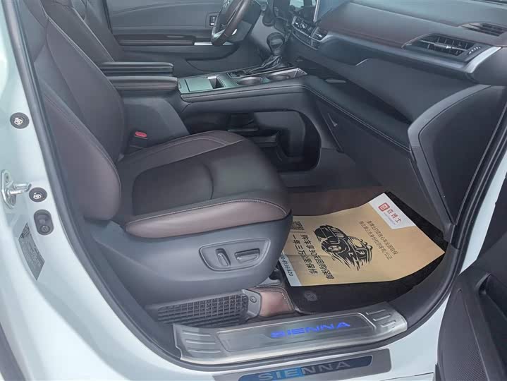 Фото 8 - Toyota Sienna