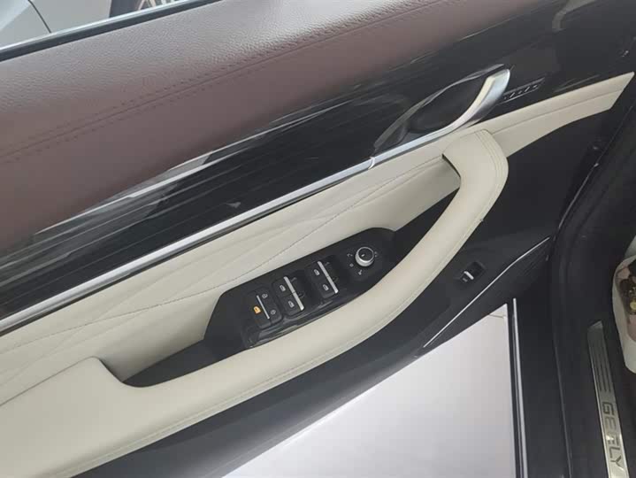 Фото 7 - Geely Monjaro