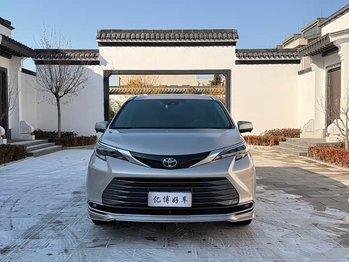 Фото 2 - Toyota Sienna