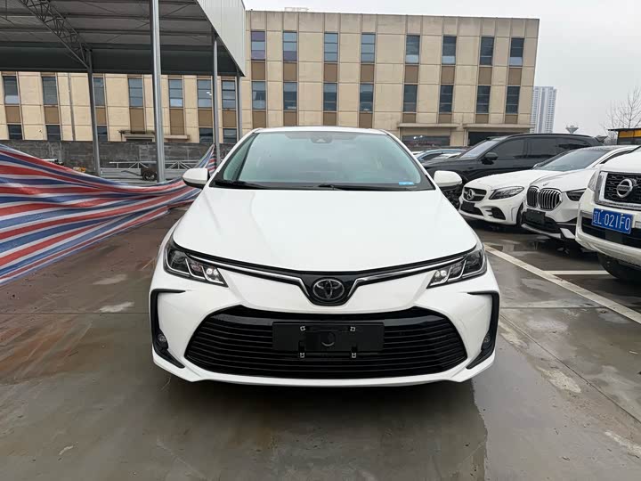 Фото 2 - Toyota Corolla