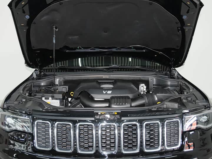 Фото 6 - Jeep Grand Cherokee
