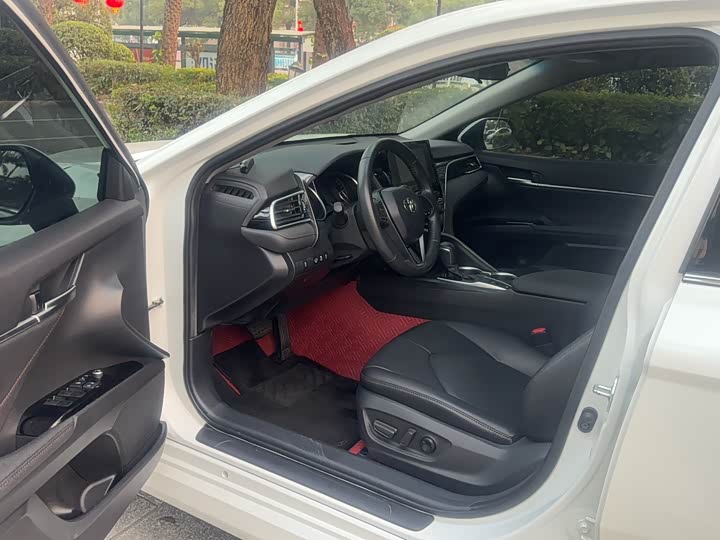 Фото 9 - Toyota Camry