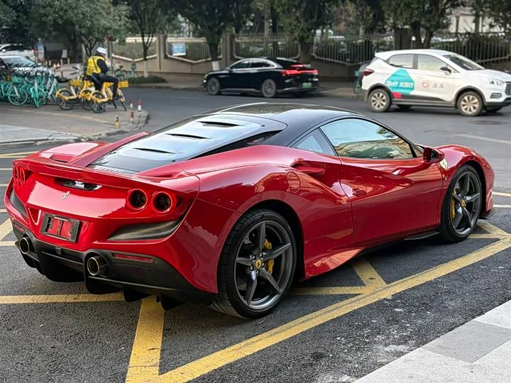 Фото 2 - Ferrari F8