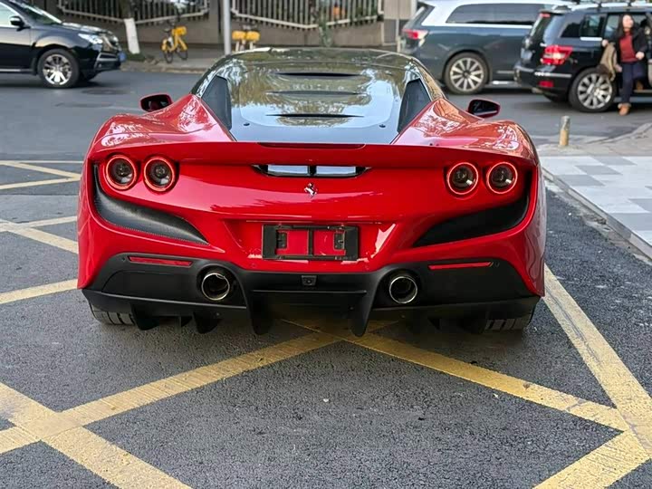 Фото 3 - Ferrari F8