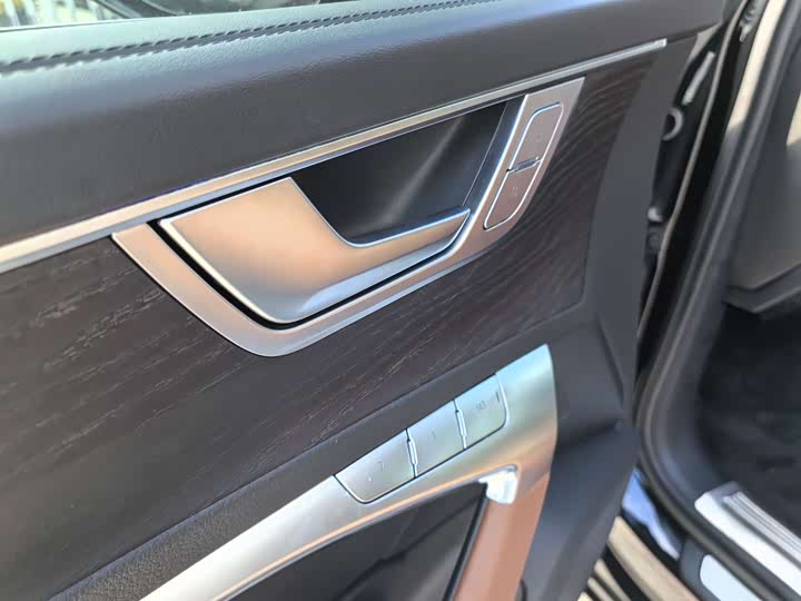 Фото 6 - Audi A6L