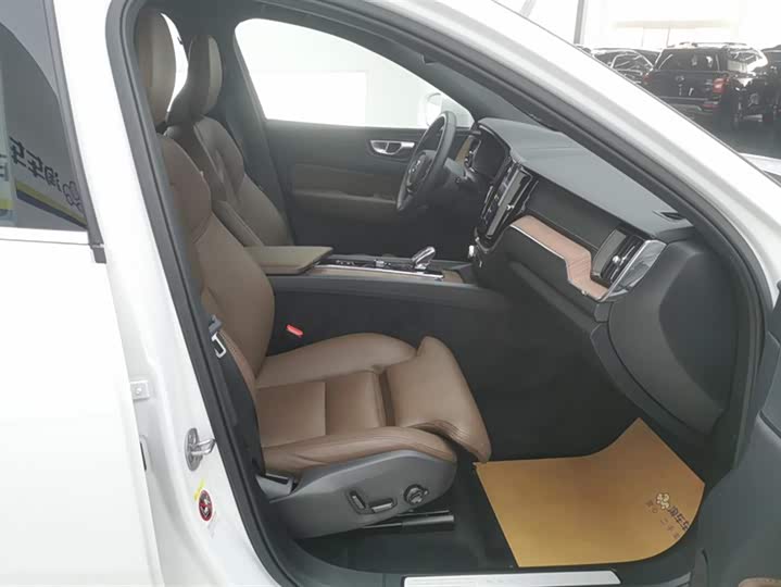 Фото 8 - Volvo XC60