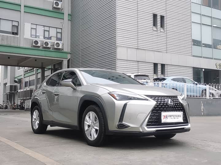 Фото 3 - Lexus UX