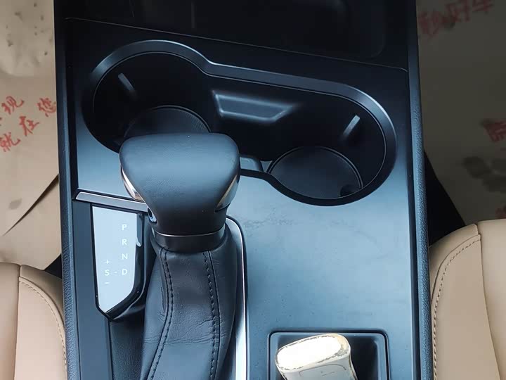 Фото 9 - Lexus UX