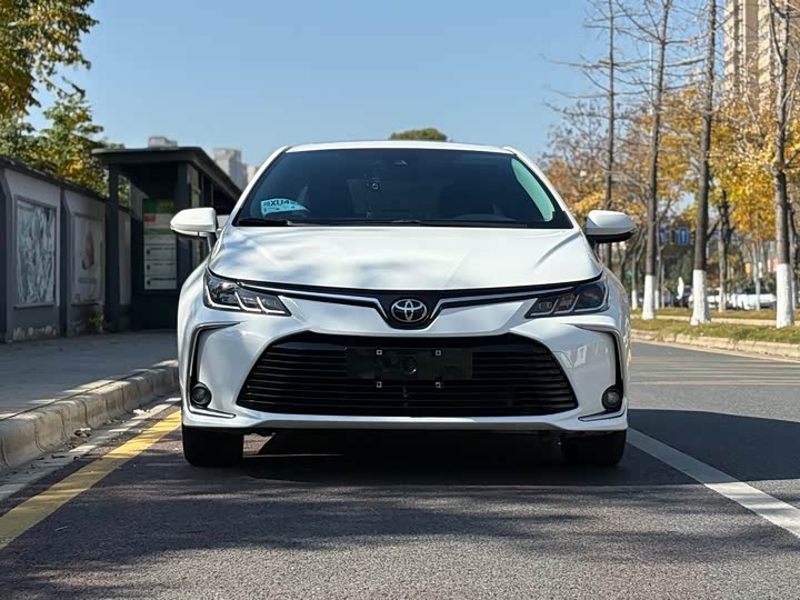 Фото 2 - Toyota Corolla