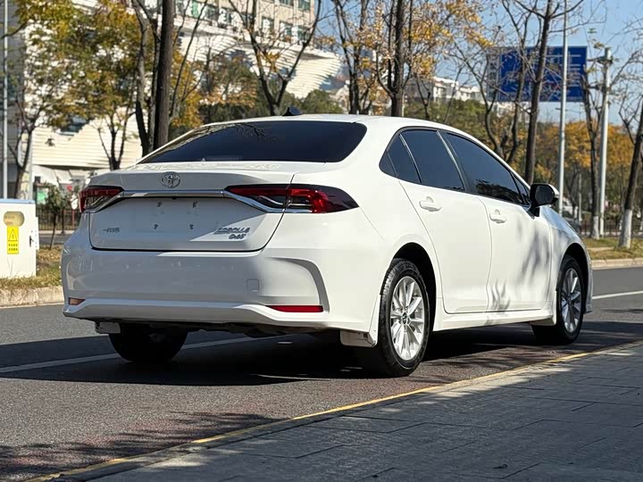 Фото 4 - Toyota Corolla