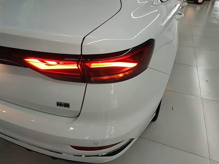 Фото 8 - Geely Emgrand