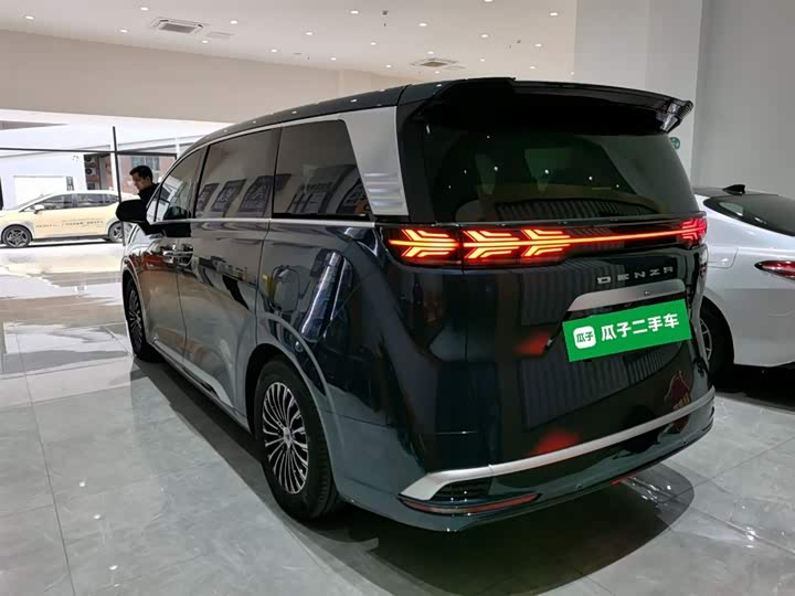 Фото 5 - Denza D9