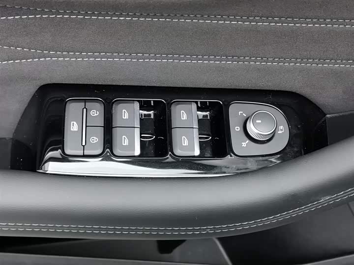 Фото 9 - Geely Monjaro