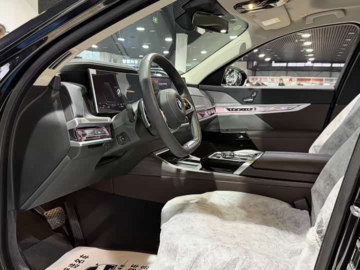 Фото 9 - BMW 7 Series