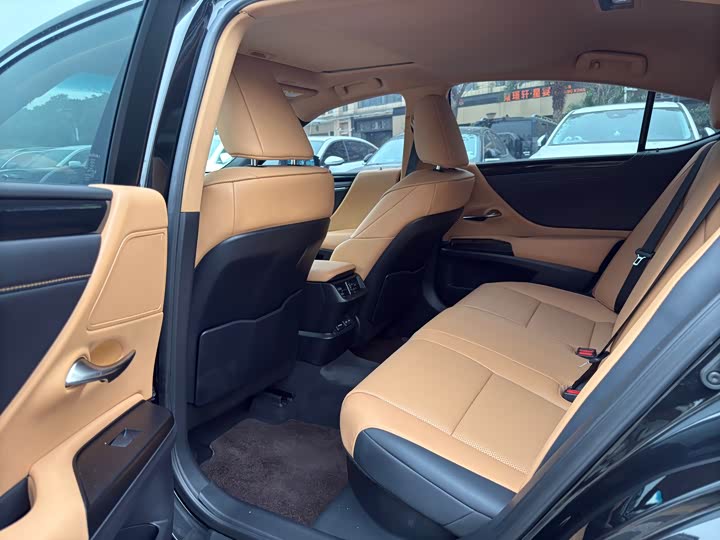 Фото 4 - Lexus ES