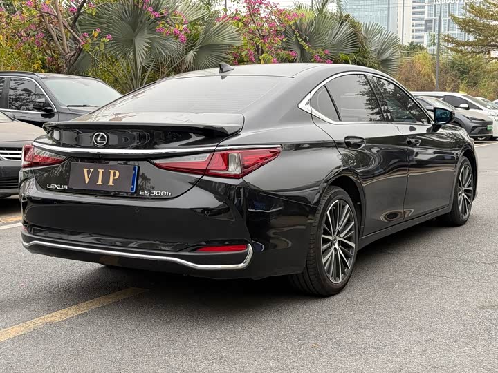 Фото 8 - Lexus ES