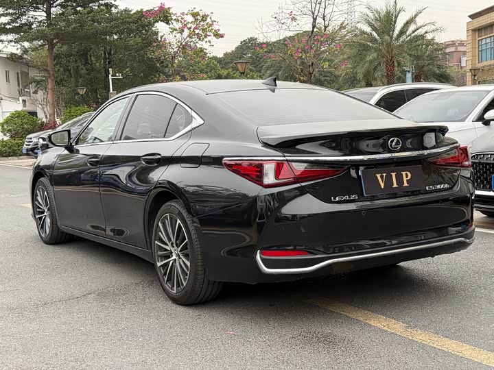 Фото 9 - Lexus ES